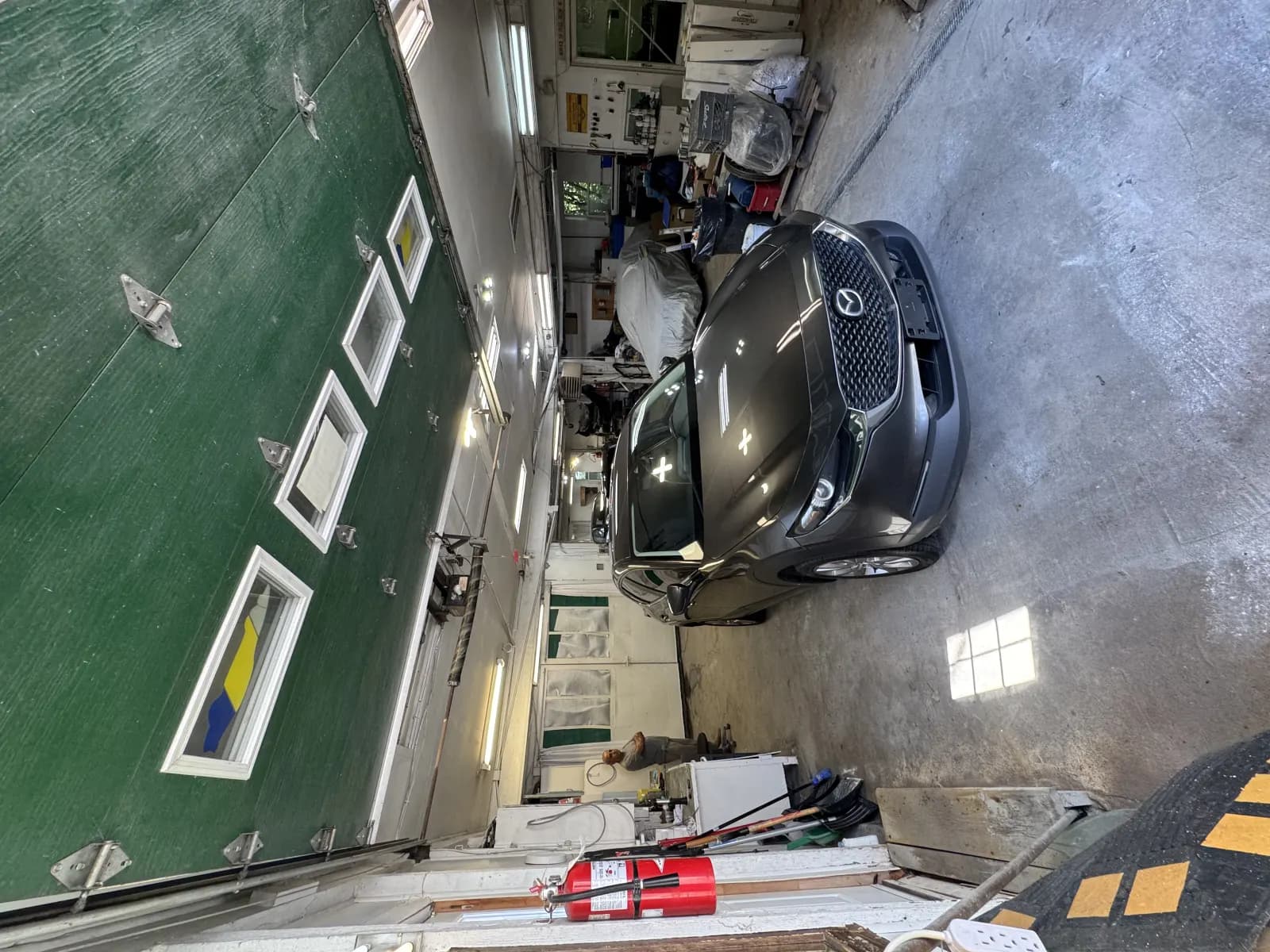 Atelier de carrosserie AUTO CBA à Lachine avec véhicules en réparation